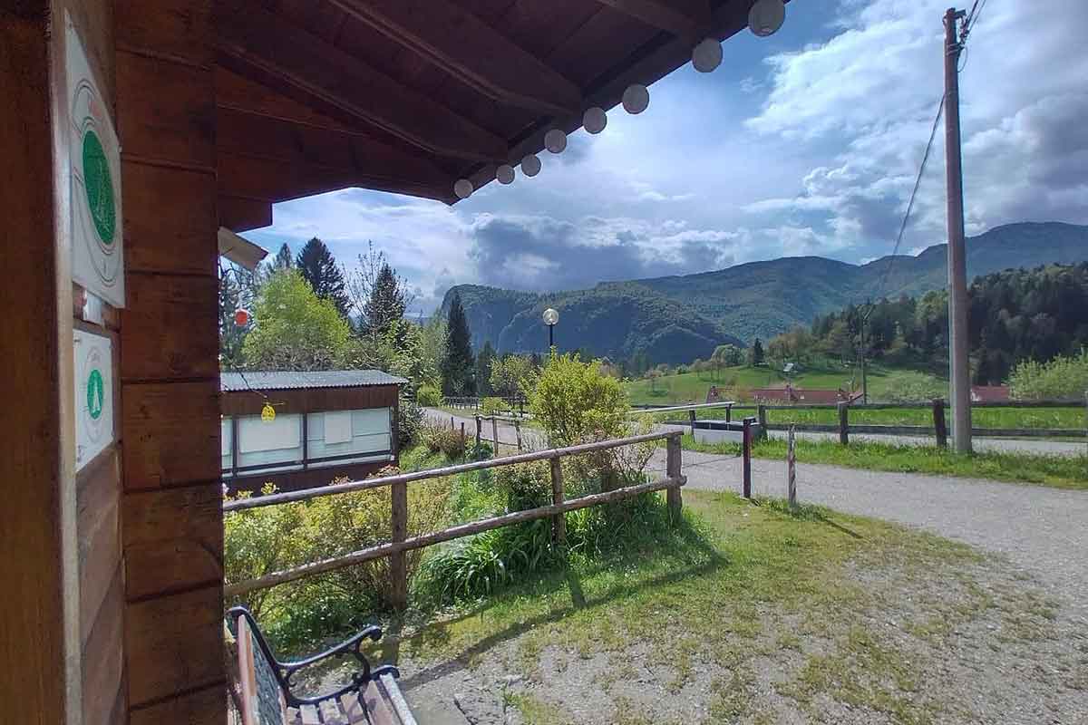 Entrata principale del Camping Amabile immersa nella natura