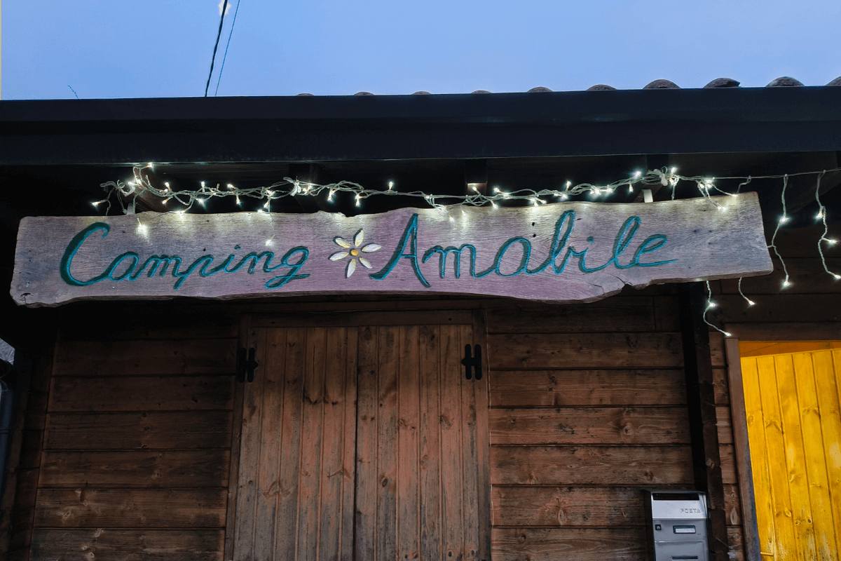 Insegna del Camping Amabile all’ingresso della struttura