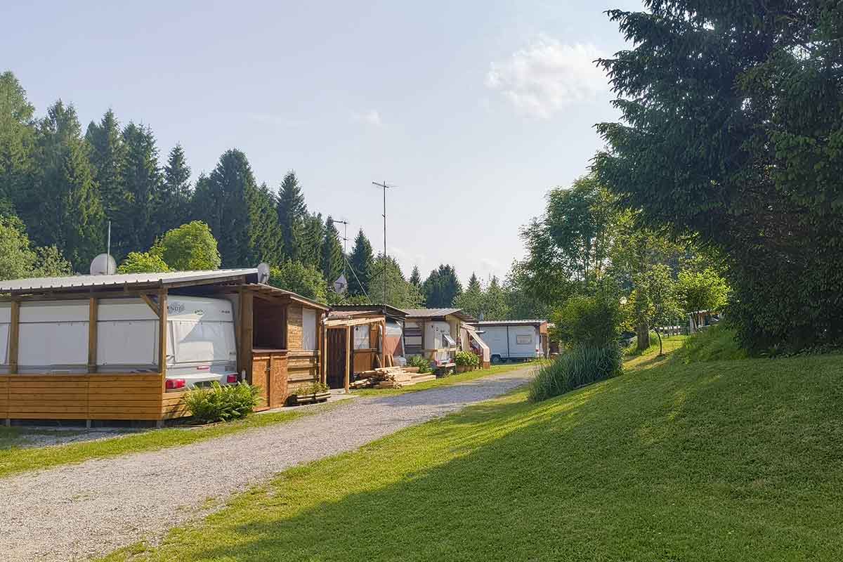 Viale alberato all’interno del Camping Amabile a Tonezza del Cimone