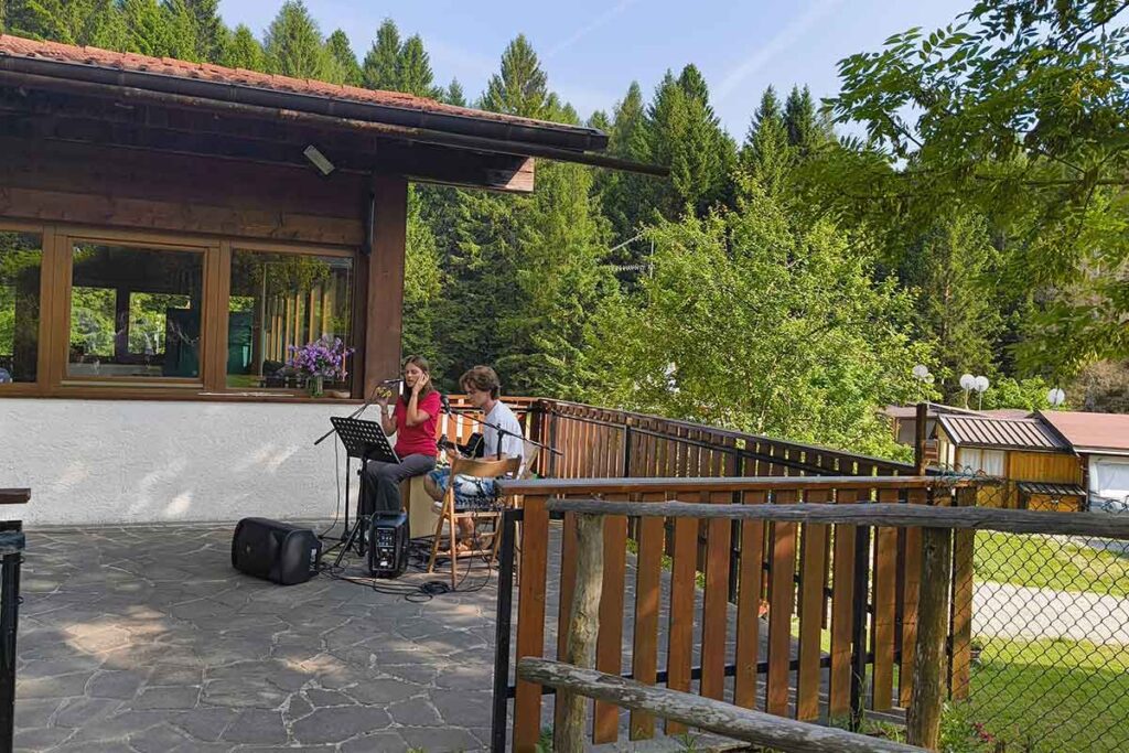 Il Duo per caso che canta ll'inaugurazione del Camping Amabile