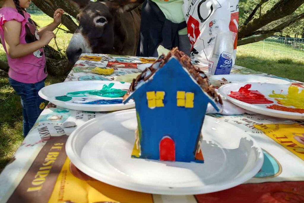 Creazione di una casetta per gli uccellini durante un laboratorio creativo del Camping Amabile