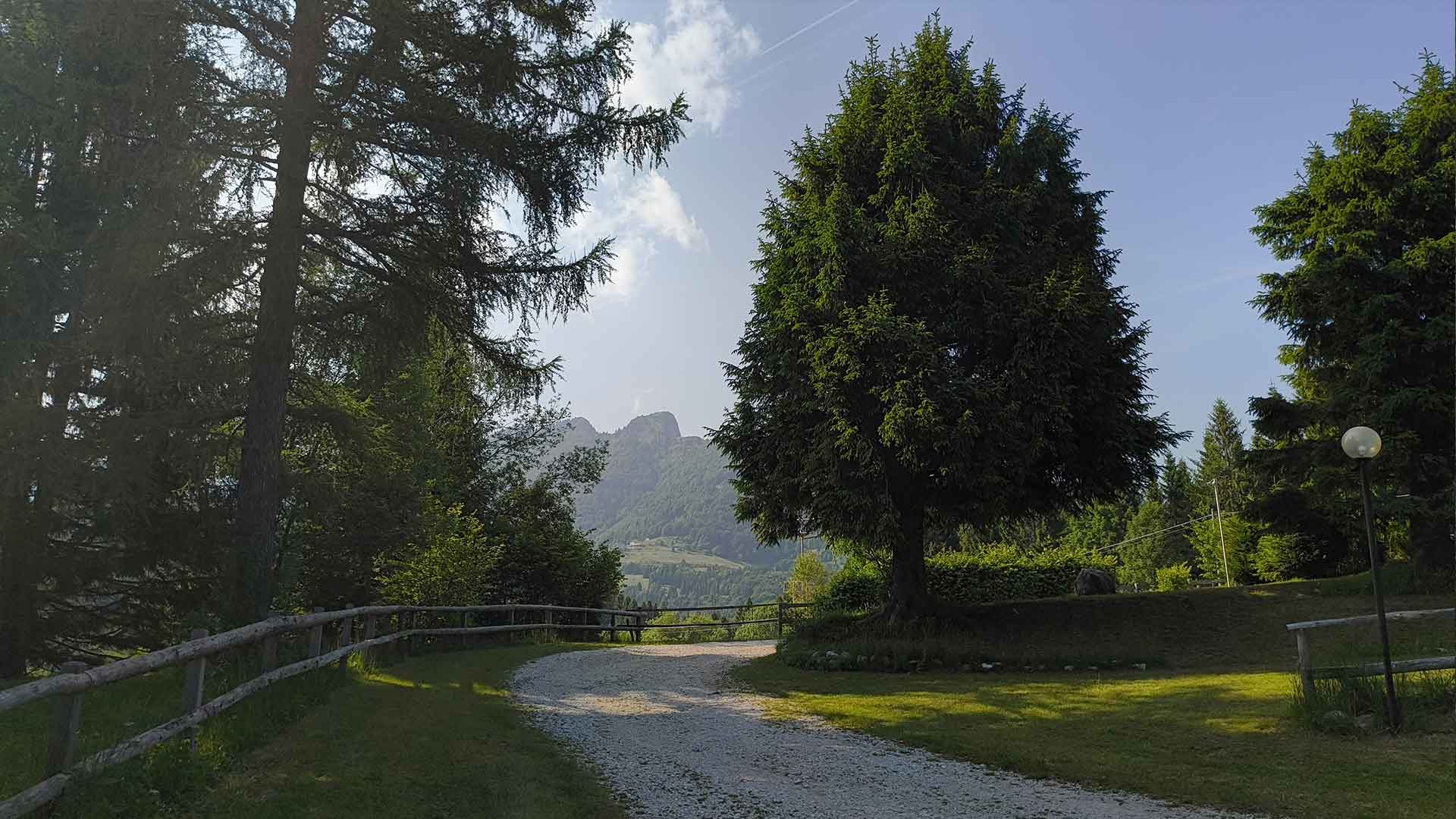 Scorcio panoramico del Camping Amabile immerso nei boschi delle Prealpi Vicentine