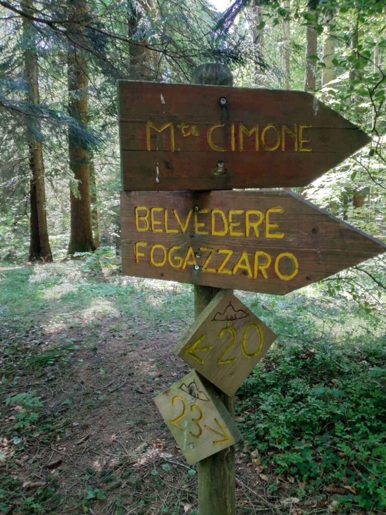 Alcuni cartelli dei sentieri di Tonezza del Cimone