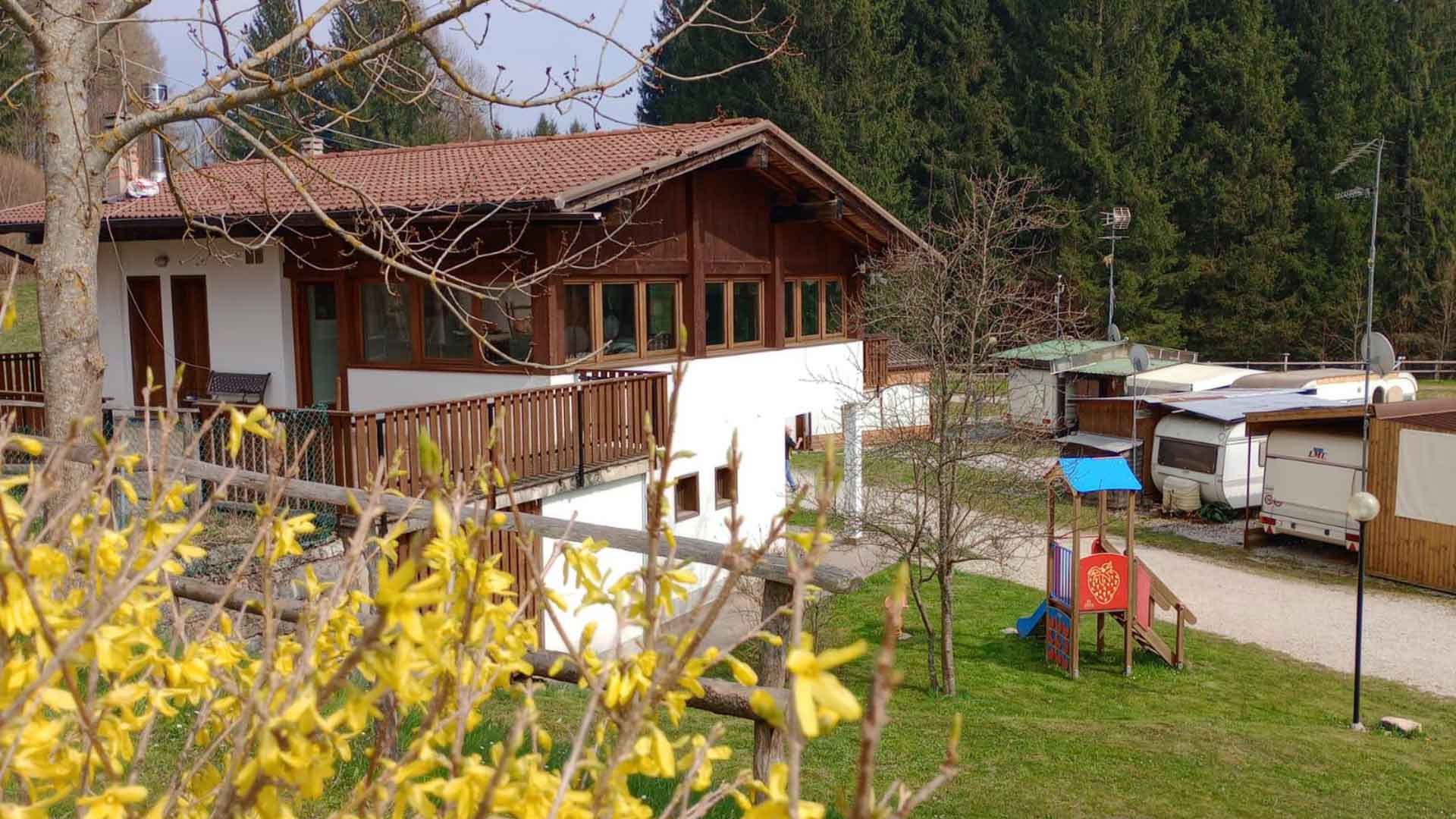 Spazi comuni e servizi dedicati agli ospiti del campeggio nelle Prealpi Vicentine