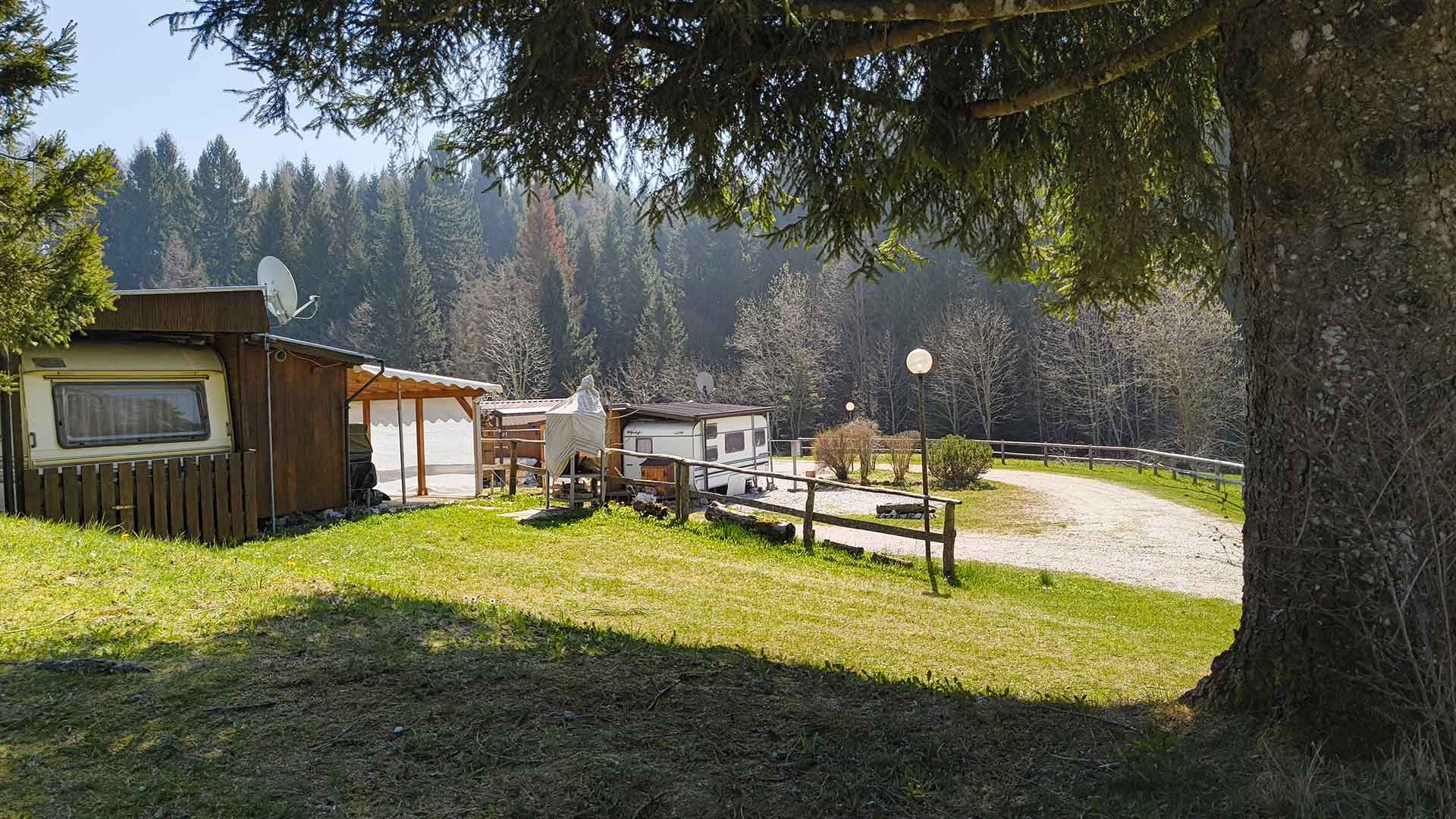 Piazzola tranquilla circondata da alberi e natura nelle Prealpi Vicentine